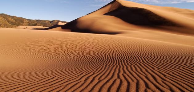 أي عوامل التعرية التالية يكون الكثبان الرملية